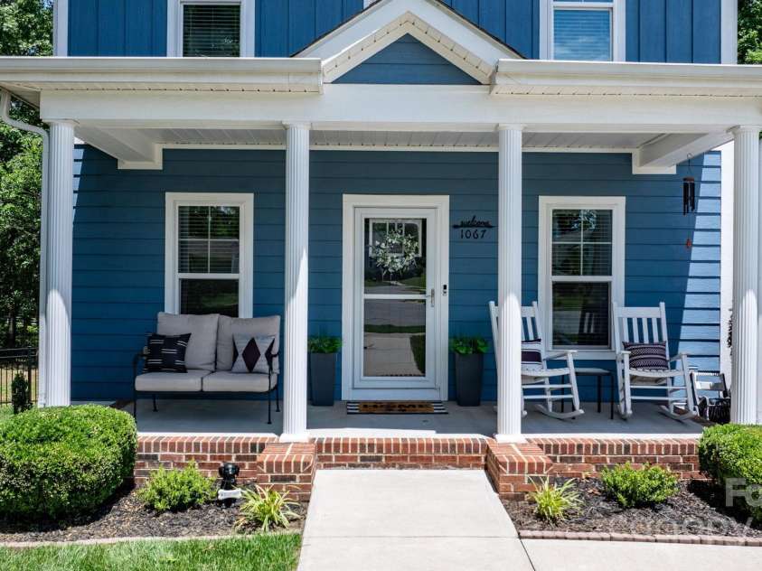 1067 33rd Avenue Loop, Hickory, NC 28601.  MLS# CAR4263290, YatesRealty ID 21711. 