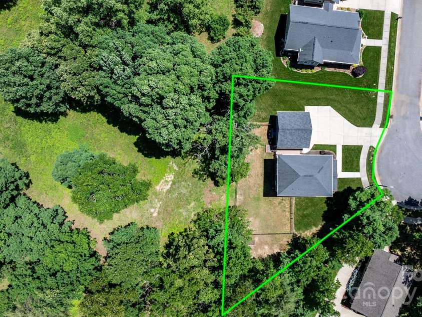 1067 33rd Avenue Loop, Hickory, NC 28601.  MLS# CAR4263290, YatesRealty ID 21711. 