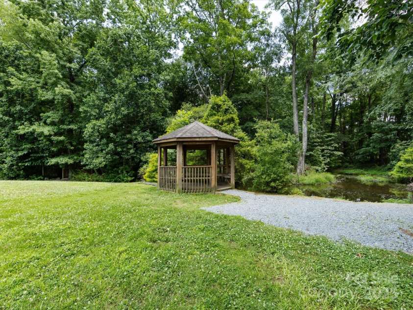 4148 Cedar Point Avenue, Matthews, NC 28104.  MLS# CAR4239587, YatesRealty ID 21713. 