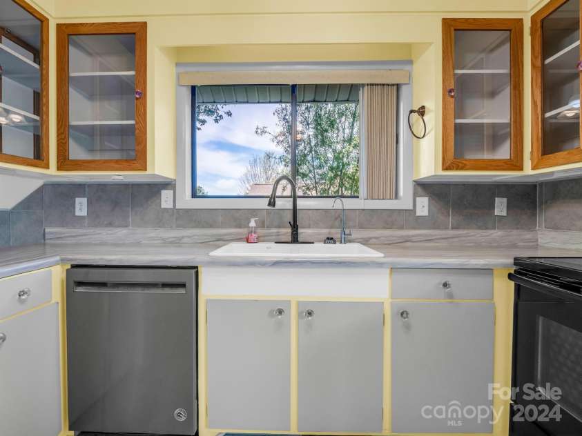 129 Dunes Drive, Kings Mountain, NC 28086.  MLS# CAR4128128, YatesRealty ID 21714. 