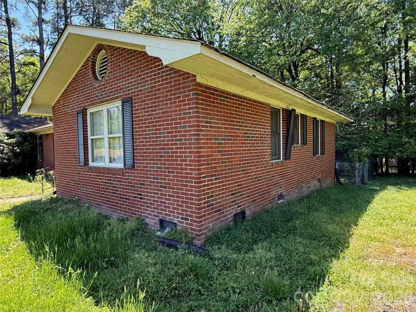 714 Crestmont Drive, Concord, NC 28025.  MLS# CAR4381875, YatesRealty ID 21714. 