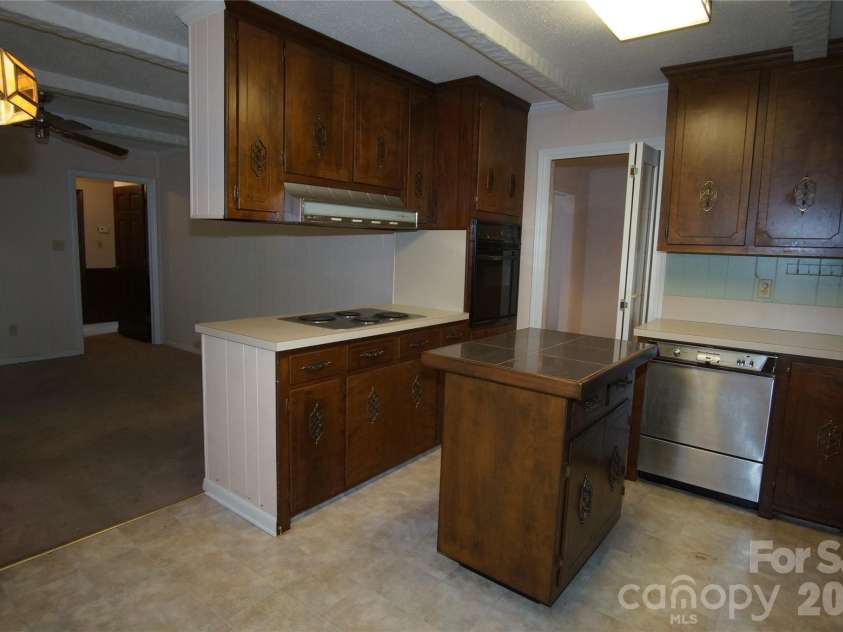 714 Crestmont Drive, Concord, NC 28025.  MLS# CAR4381875, YatesRealty ID 21714. 