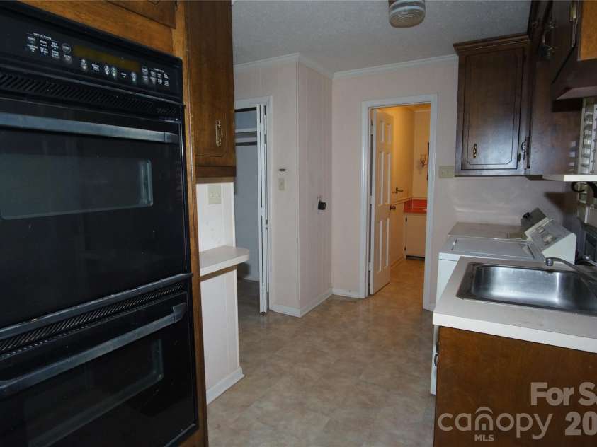 714 Crestmont Drive, Concord, NC 28025.  MLS# CAR4381875, YatesRealty ID 21714. 