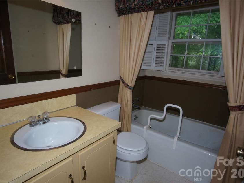 714 Crestmont Drive, Concord, NC 28025.  MLS# CAR4381875, YatesRealty ID 21714. Guest bath