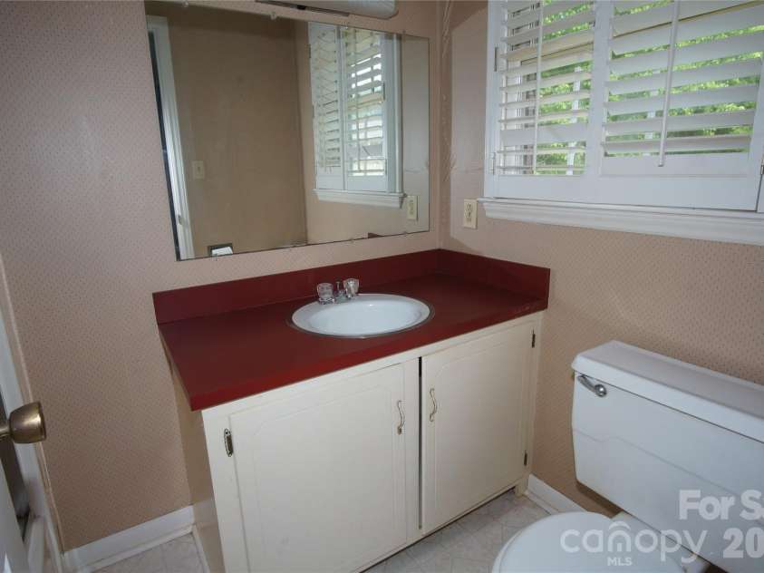 714 Crestmont Drive, Concord, NC 28025.  MLS# CAR4381875, YatesRealty ID 21714. Primary Bath
