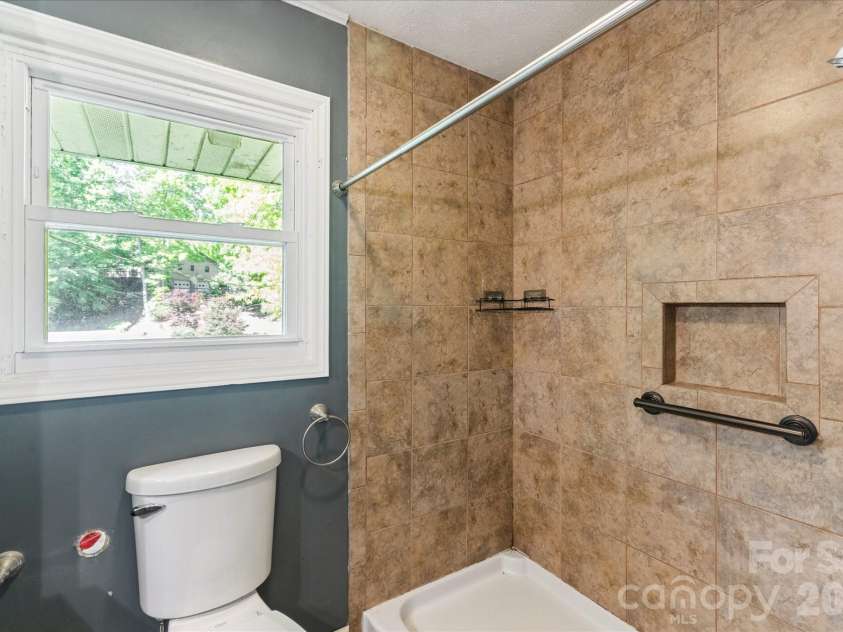 147 Barberry Heights Drive, Brevard, NC 28712.  MLS# CAR4378760, YatesRealty ID 21715. 