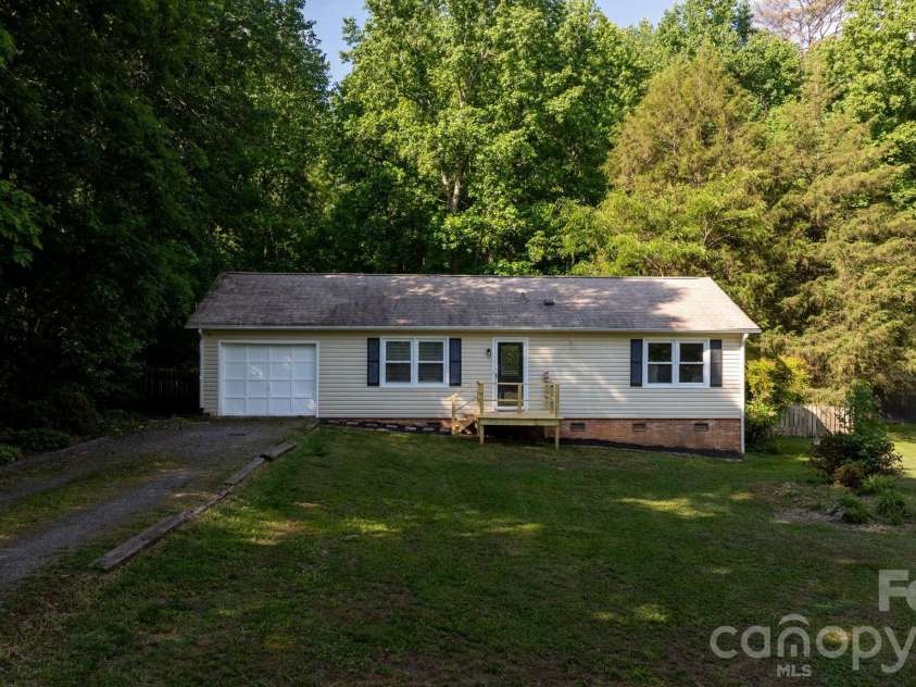 2120 40th Avenue Court, Hickory, NC 28601.  MLS# CAR4381724, YatesRealty ID 21716. 