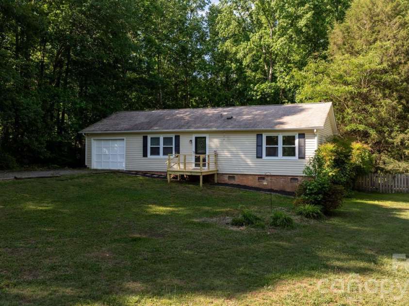 2120 40th Avenue Court, Hickory, NC 28601.  MLS# CAR4381724, YatesRealty ID 21716. 