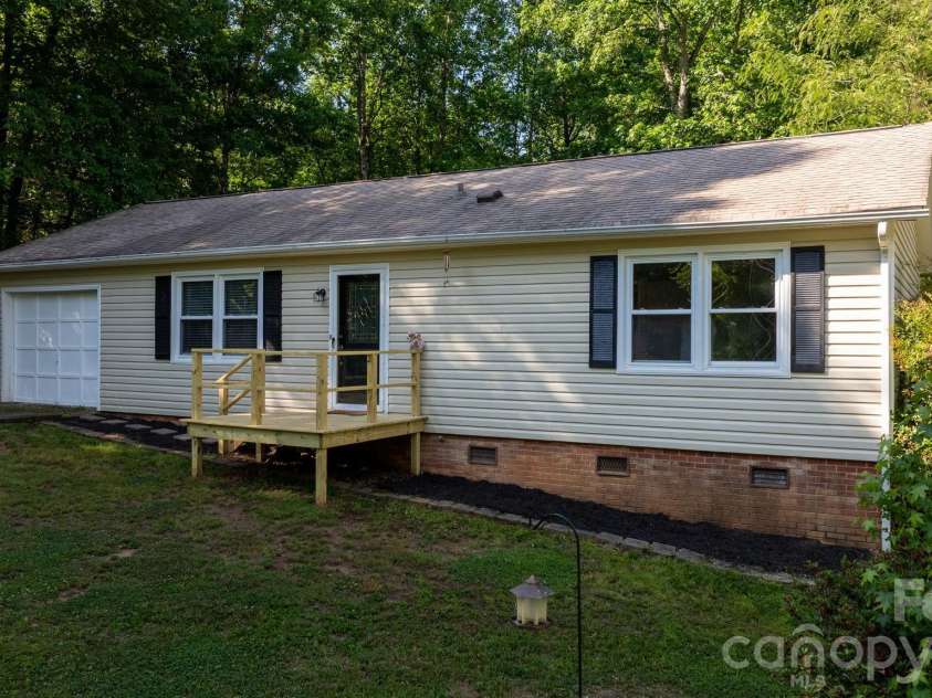 2120 40th Avenue Court, Hickory, NC 28601.  MLS# CAR4381724, YatesRealty ID 21716. 