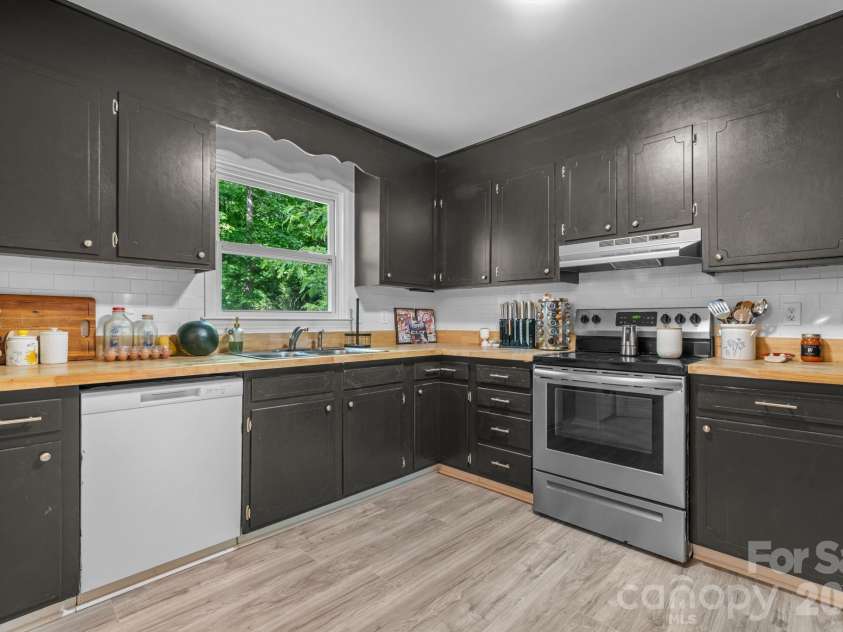 2120 40th Avenue Court, Hickory, NC 28601.  MLS# CAR4381724, YatesRealty ID 21716. Kitchen