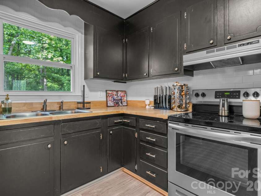 2120 40th Avenue Court, Hickory, NC 28601.  MLS# CAR4381724, YatesRealty ID 21716. Kitchen