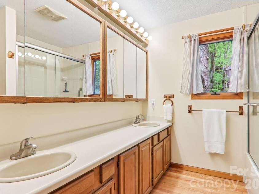 101 Oak Ridge Court, Mars Hill, NC 28754.  MLS# CAR4381785, YatesRealty ID 21717. 