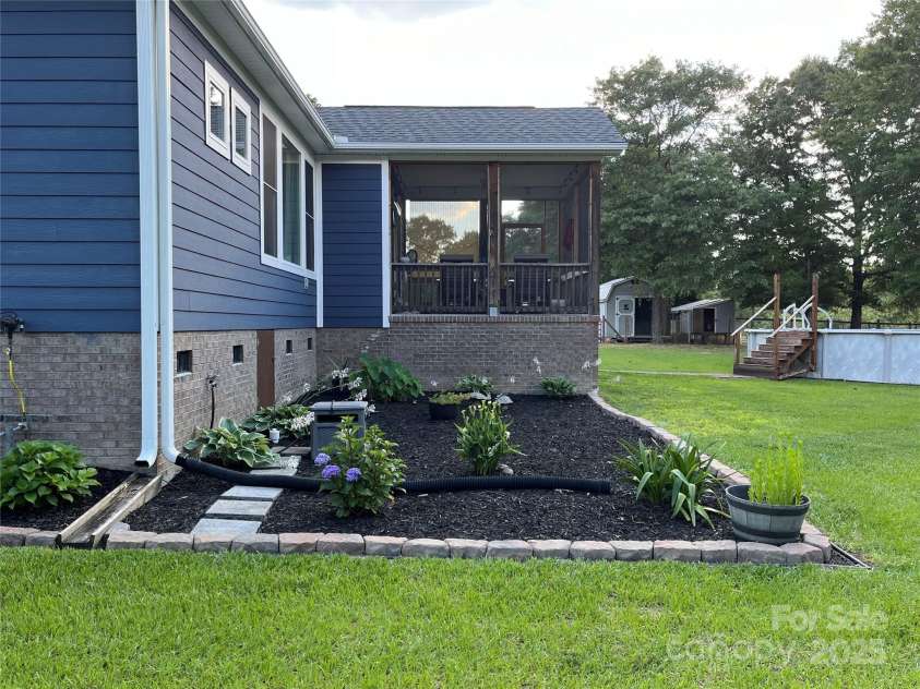 340 Hound Hollow Road, Camden, SC 29020.  MLS# CAR4240958, YatesRealty ID 21717. Flower Bed at Rear