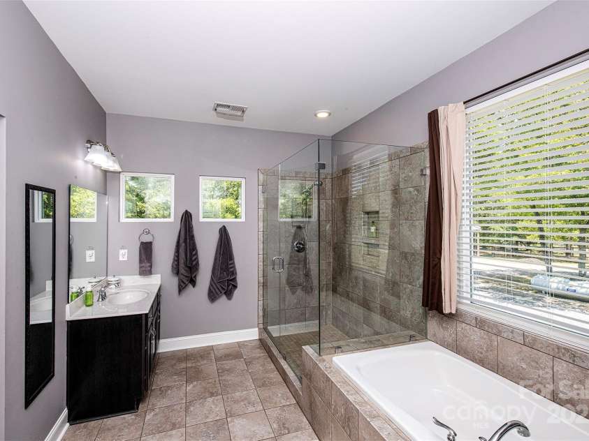340 Hound Hollow Road, Camden, SC 29020.  MLS# CAR4240958, YatesRealty ID 21717. Garden Tub/Walk in Shower