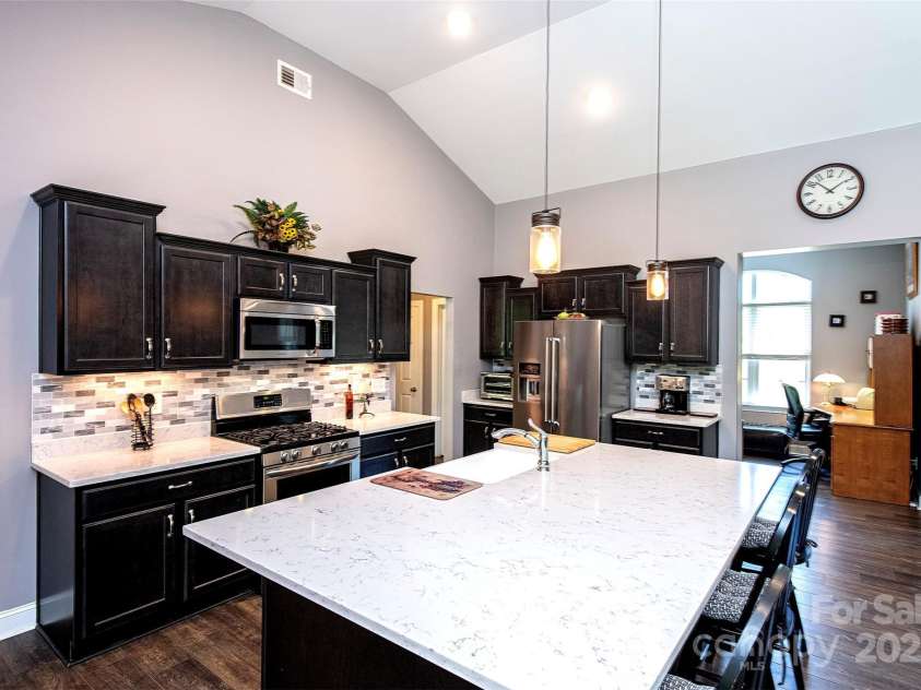 340 Hound Hollow Road, Camden, SC 29020.  MLS# CAR4240958, YatesRealty ID 21717. Great Space for Entertaining