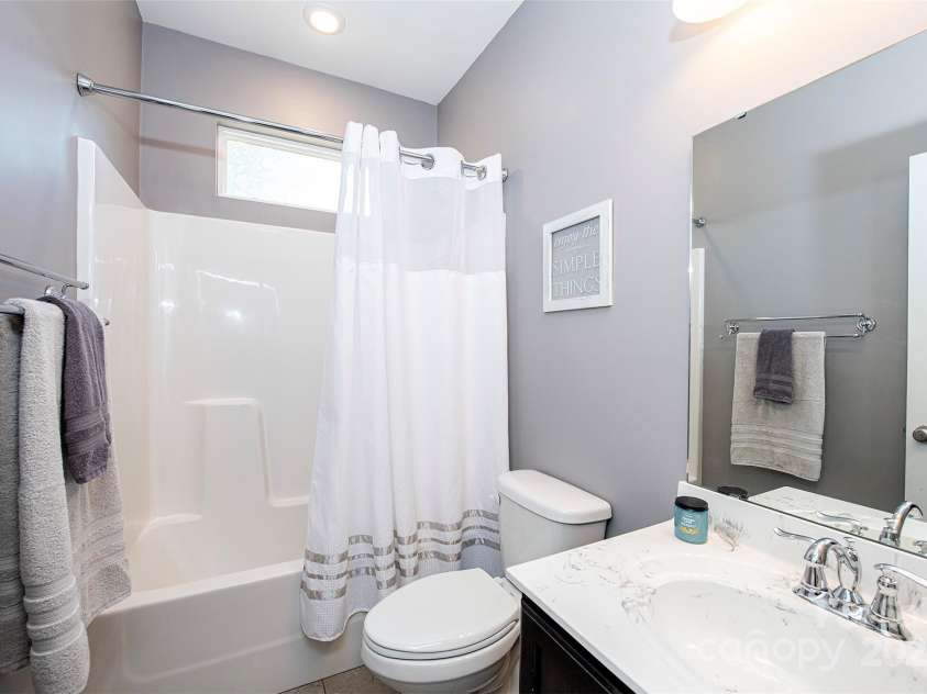 340 Hound Hollow Road, Camden, SC 29020.  MLS# CAR4240958, YatesRealty ID 21717. Guest Bath 