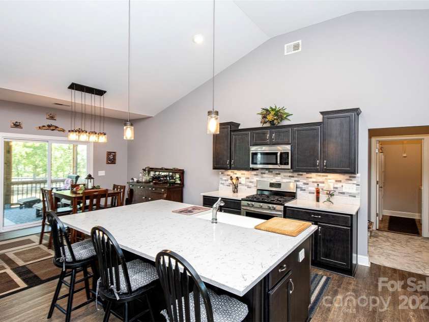 340 Hound Hollow Road, Camden, SC 29020.  MLS# CAR4240958, YatesRealty ID 21717. Large Island/Work Space