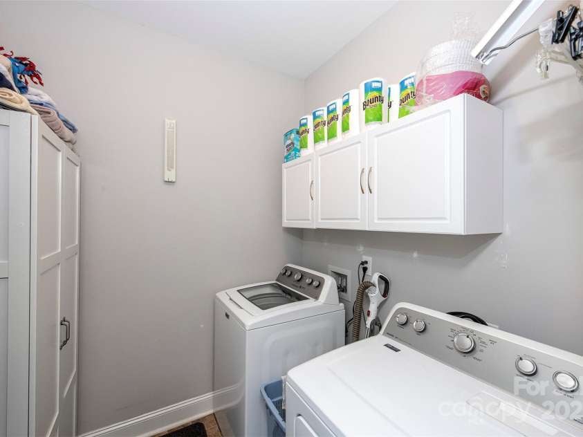 340 Hound Hollow Road, Camden, SC 29020.  MLS# CAR4240958, YatesRealty ID 21717. Laundry on Main from Attached Garage entry