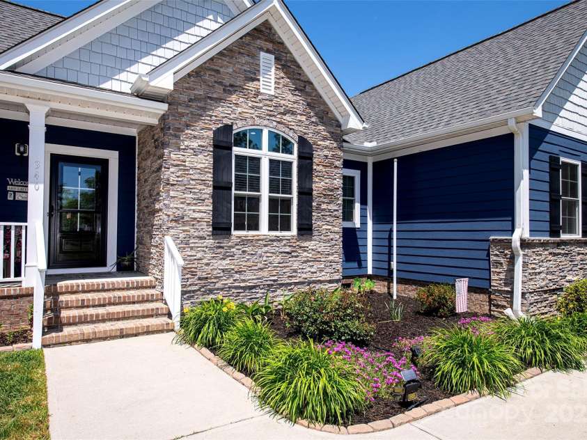 340 Hound Hollow Road, Camden, SC 29020.  MLS# CAR4240958, YatesRealty ID 21717. Nice established flower gardens