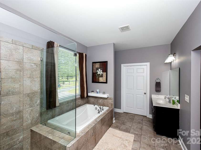 340 Hound Hollow Road, Camden, SC 29020.  MLS# CAR4240958, YatesRealty ID 21717. Primary Bath