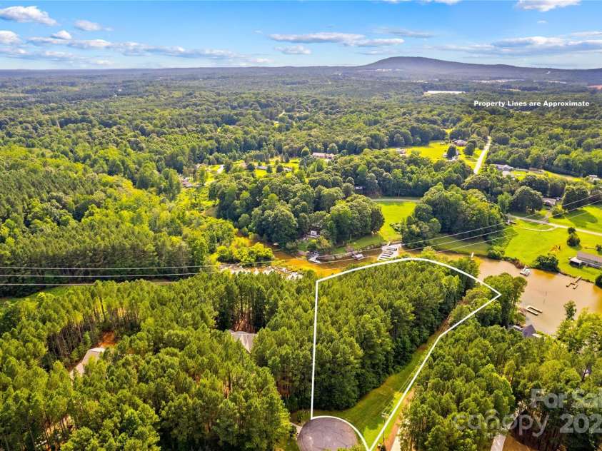 6644 Goose Point Drive, Denver, NC 28037.  MLS# CAR4274358, YatesRealty ID 21718. 