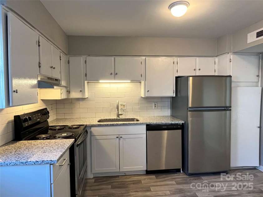 1931 Mereview Court, Charlotte, NC 28210.  MLS# CAR4324554, YatesRealty ID 21720. 14 Kitchen