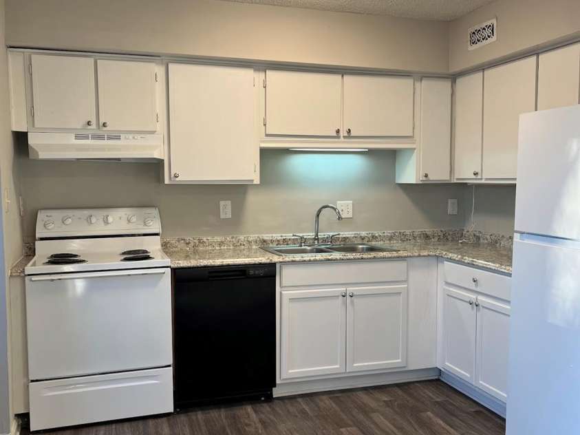 1931 Mereview Court, Charlotte, NC 28210.  MLS# CAR4324554, YatesRealty ID 21720. 64 Kitchen