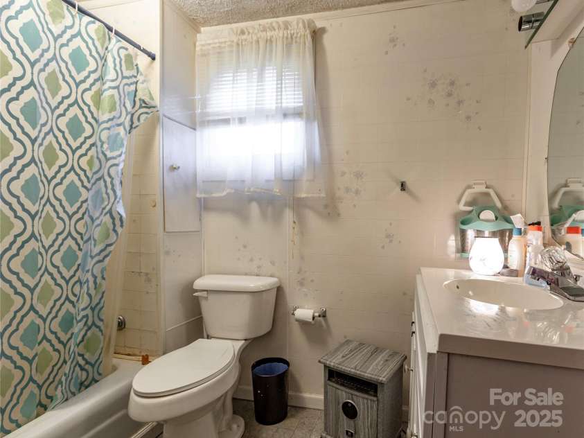 305 Mine Branch Road, Burnsville, NC 28714.  MLS# CAR4274436, YatesRealty ID 21724. 