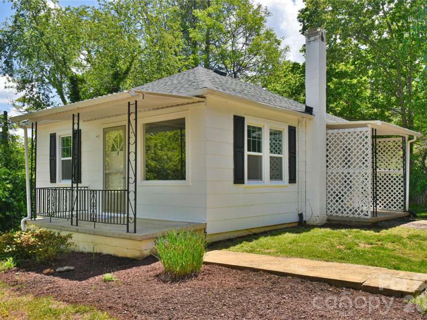 101 Skyland Circle, Asheville, NC 28804.  MLS# CAR4381917, YatesRealty ID 21725. 101 E Skyland Cir
