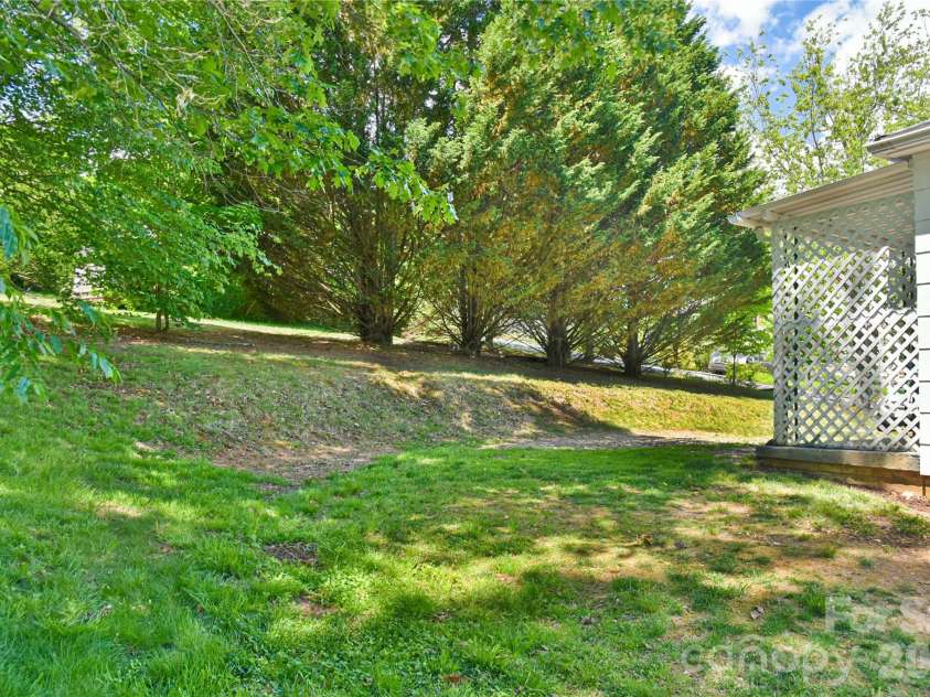 101 Skyland Circle, Asheville, NC 28804.  MLS# CAR4381917, YatesRealty ID 21725. Backyard