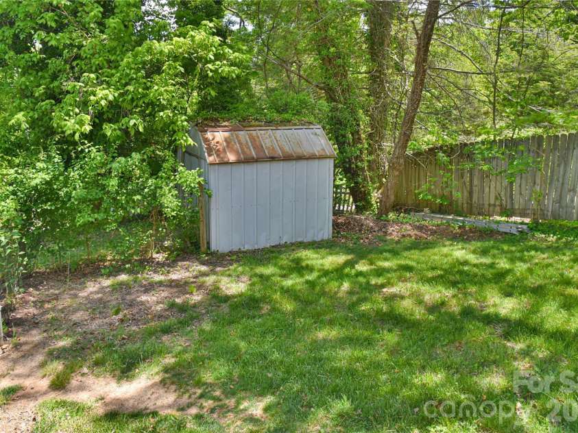 101 Skyland Circle, Asheville, NC 28804.  MLS# CAR4381917, YatesRealty ID 21725. Fenced Backyard