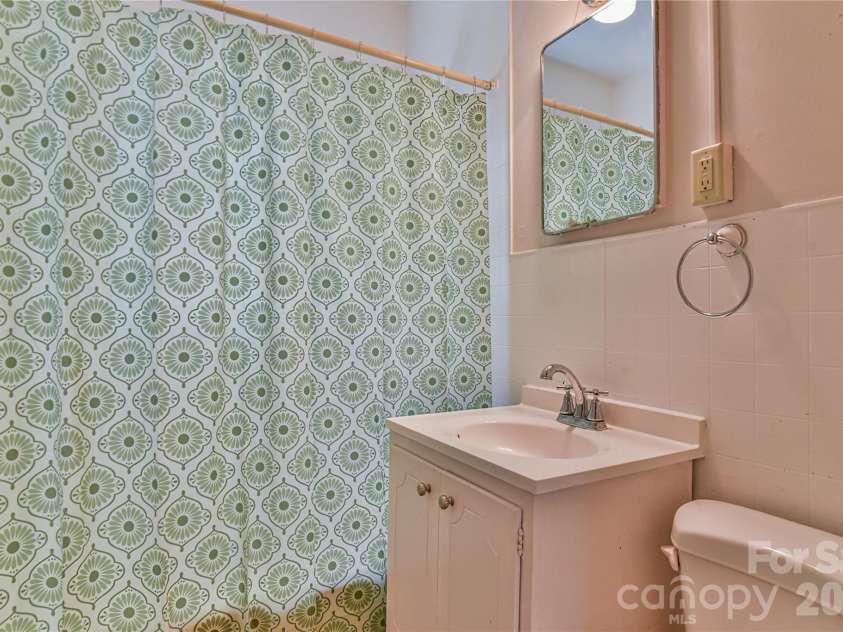101 Skyland Circle, Asheville, NC 28804.  MLS# CAR4381917, YatesRealty ID 21725. Main Level Bathroom