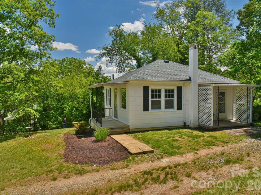 101 Skyland Circle, Asheville, NC 28804.  MLS# CAR4381917, YatesRealty ID 21725. Main Level Entrance