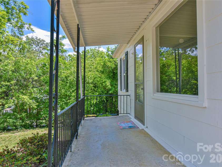 101 Skyland Circle, Asheville, NC 28804.  MLS# CAR4381917, YatesRealty ID 21725. Main Level Front Porch