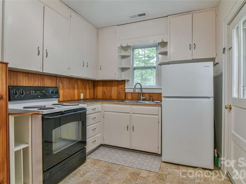 101 Skyland Circle, Asheville, NC 28804.  MLS# CAR4381917, YatesRealty ID 21725. Main Level Kitchen 
