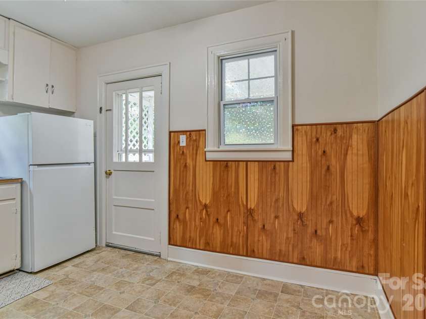 101 Skyland Circle, Asheville, NC 28804.  MLS# CAR4381917, YatesRealty ID 21725. Main Level Kitchen