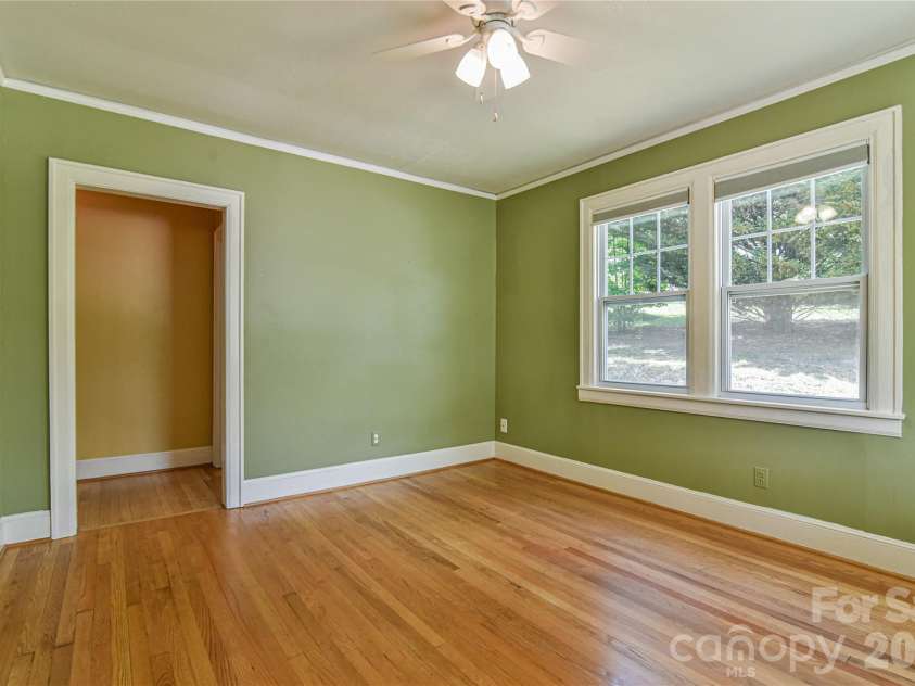 101 Skyland Circle, Asheville, NC 28804.  MLS# CAR4381917, YatesRealty ID 21725. Main Level Living Room