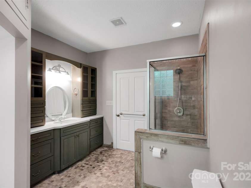 3333 Roberta Road, Concord, NC 28027.  MLS# CAR4325071, YatesRealty ID 21726. 1st primary en suite bathroom 
