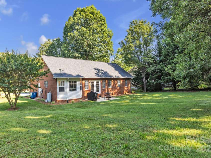 5476 Twelve Oak Lane, Conover, NC 28613.  MLS# CAR4273515, YatesRealty ID 21732. 
