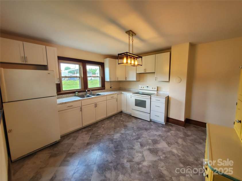 3558 Sunset Grill Street, Connelly Springs, NC 28612.  MLS# CAR4274422, YatesRealty ID 21735. Alt Kitchen - Dining