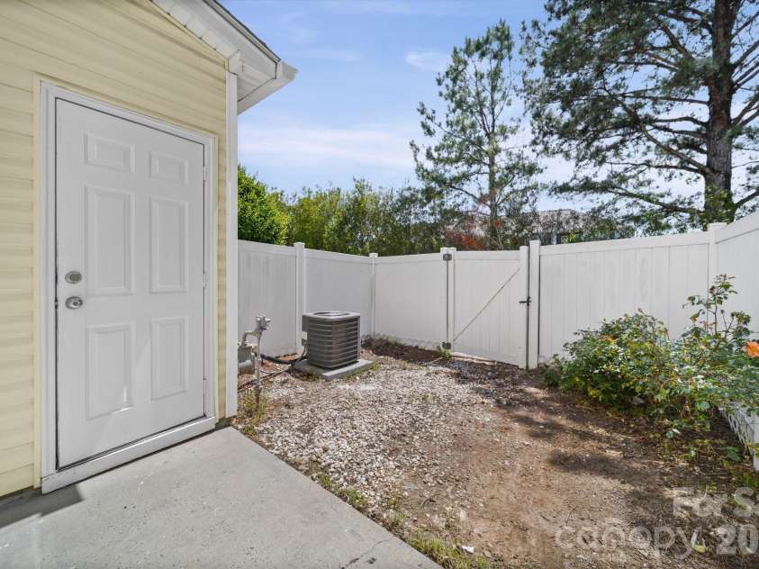 12719 Persimmon Tree Drive, Charlotte, NC 28273.  MLS# CAR4382115, YatesRealty ID 21740. Fully Fenced Patio