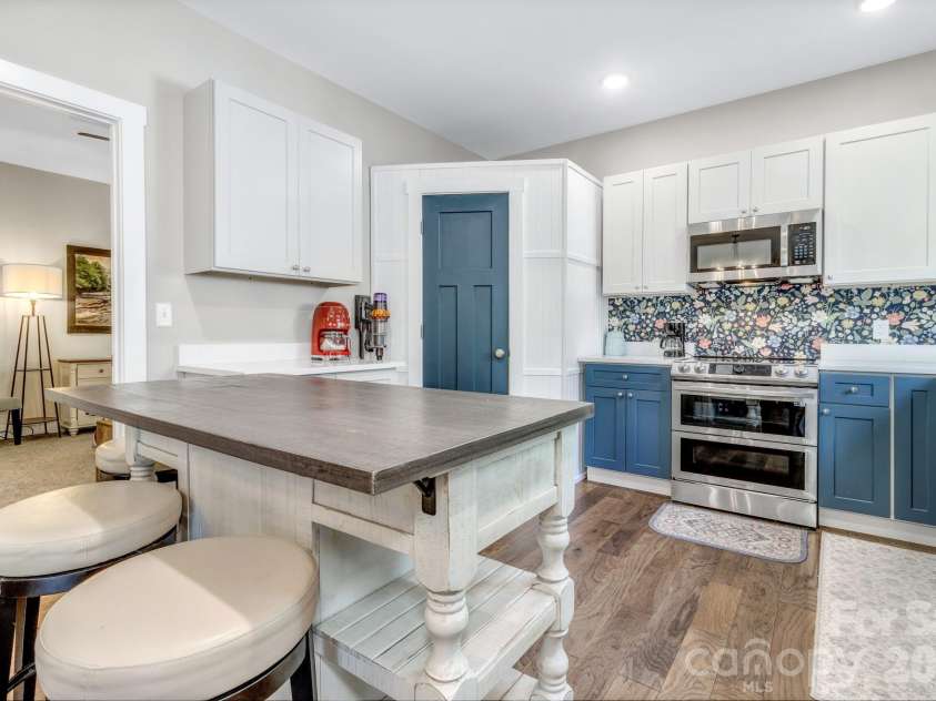 116 Northbend Drive, Asheville, NC 28804.  MLS# CAR4372052, YatesRealty ID 21746. 
