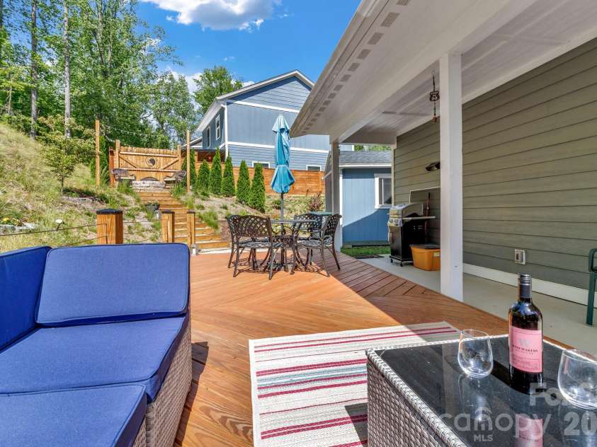 116 Northbend Drive, Asheville, NC 28804.  MLS# CAR4372052, YatesRealty ID 21746. 