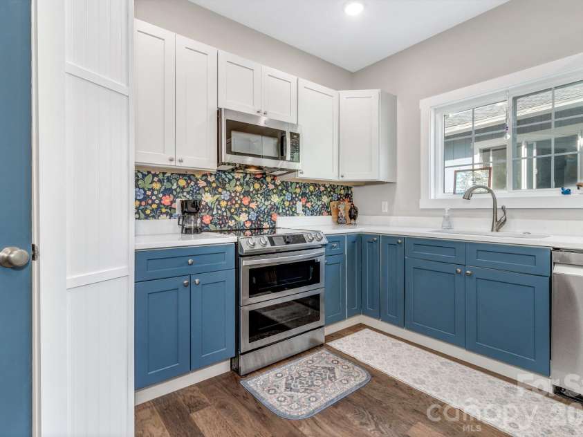 116 Northbend Drive, Asheville, NC 28804.  MLS# CAR4372052, YatesRealty ID 21746. Stainless appliances