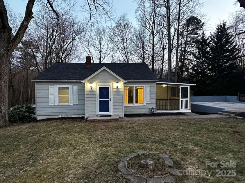 424 20th Avenue, Hickory, NC 28601.  MLS# CAR4230508, YatesRealty ID 21749. 