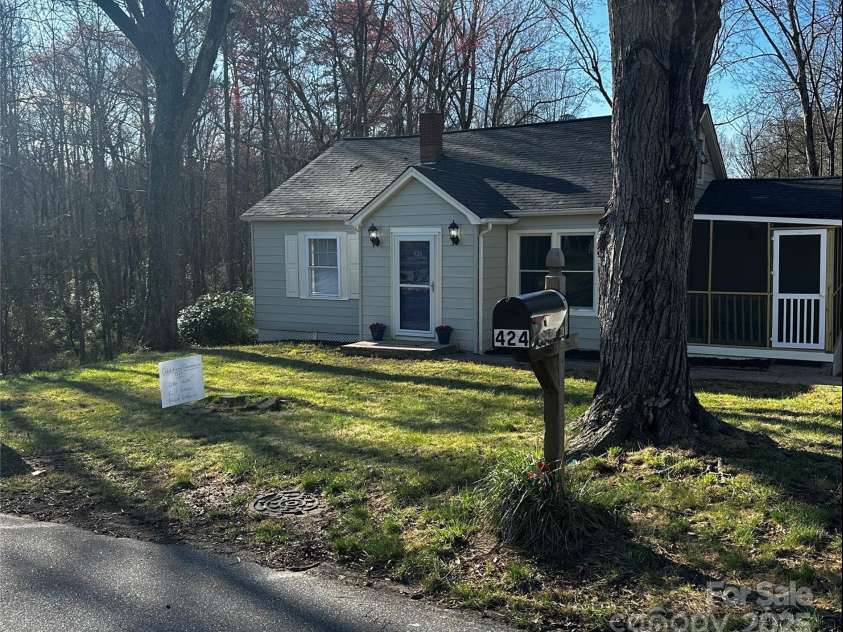 424 20th Avenue, Hickory, NC 28601.  MLS# CAR4230508, YatesRealty ID 21749. 