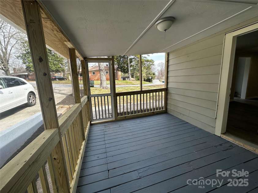 424 20th Avenue, Hickory, NC 28601.  MLS# CAR4230508, YatesRealty ID 21749. Screened in Porch