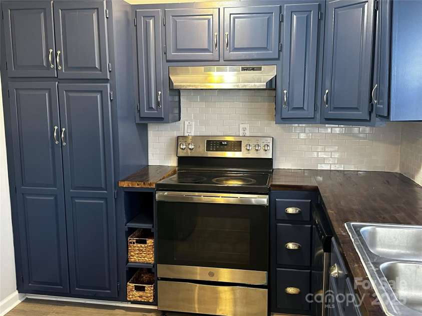 424 20th Avenue, Hickory, NC 28601.  MLS# CAR4230508, YatesRealty ID 21749. Upstairs Kitchen