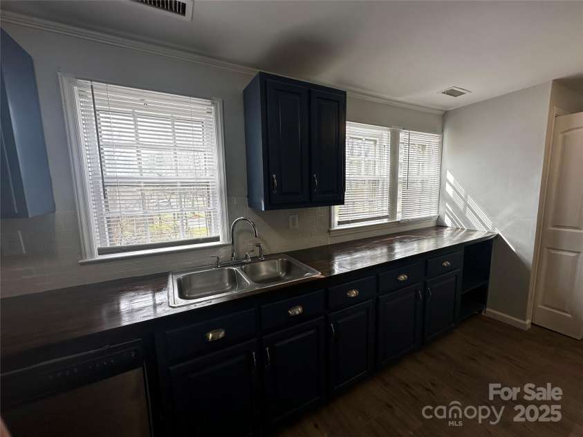 424 20th Avenue, Hickory, NC 28601.  MLS# CAR4230508, YatesRealty ID 21749. Upstairs Kitchen