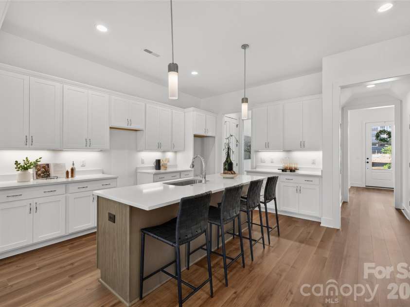 9109 Maybry Park Street, Charlotte, NC 28212.  MLS# CAR4261607, YatesRealty ID 2175. Kitchen Island
